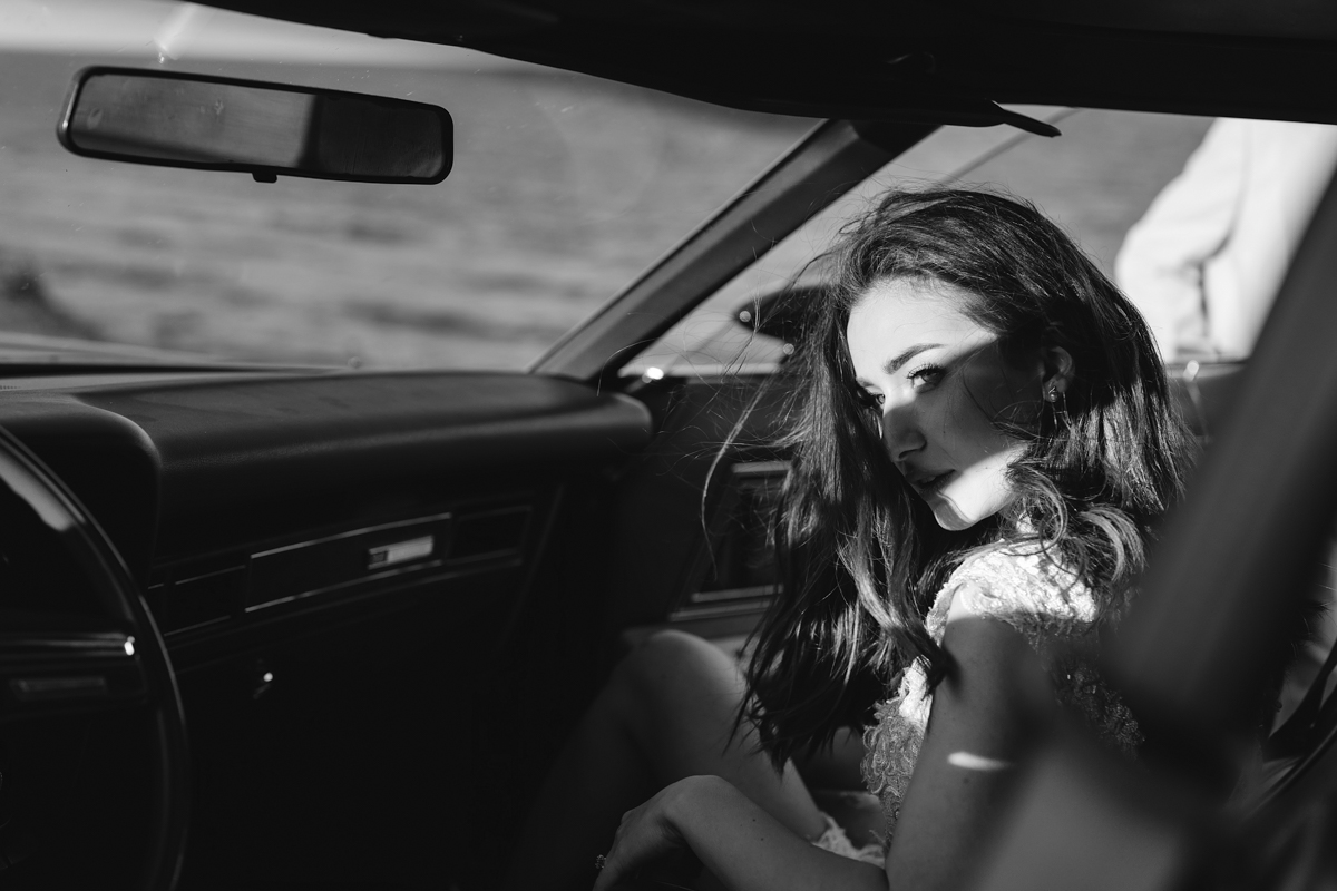 Ședință foto de nuntă la Vama Veche – apus pe stânci și vibe retro