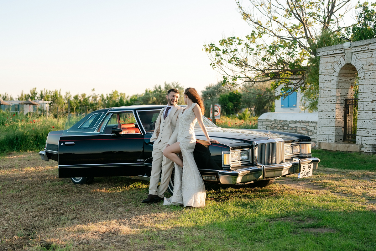 Ședință foto de nuntă la Vama Veche – apus pe stânci și vibe retro