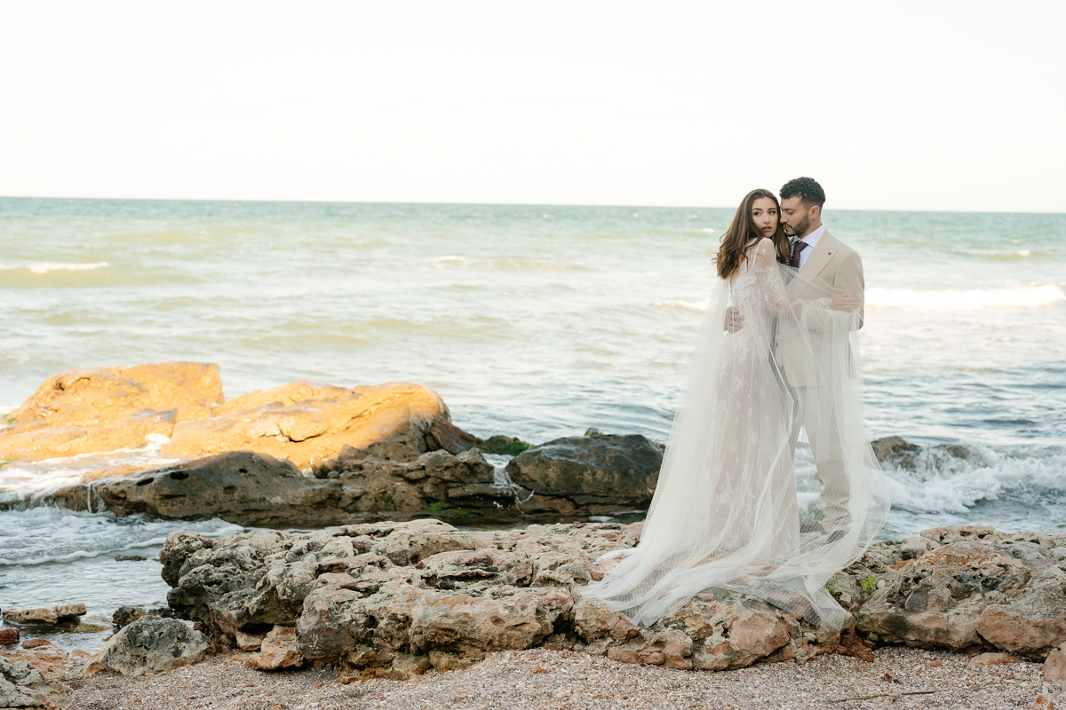 Ședință foto de nuntă la Vama Veche – apus pe stânci și vibe retro