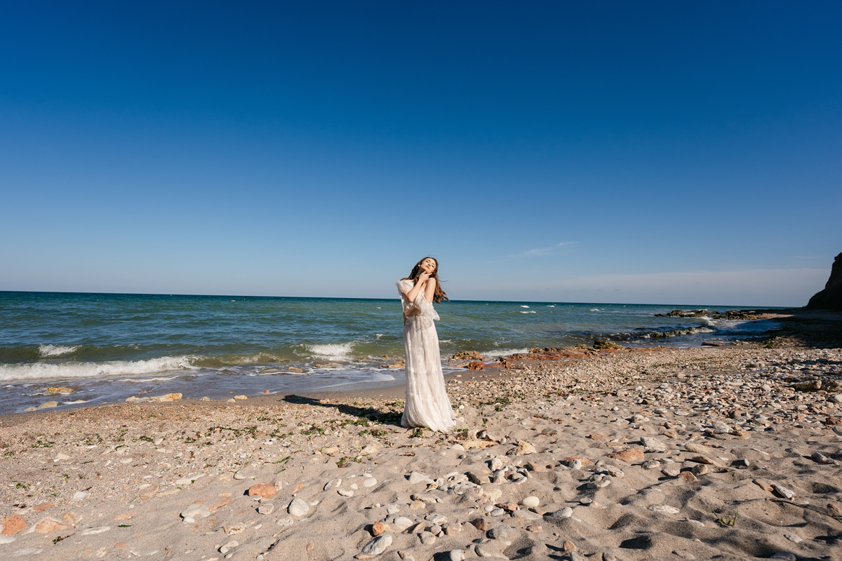 Ședință foto de nuntă la Vama Veche – apus pe stânci și vibe retro