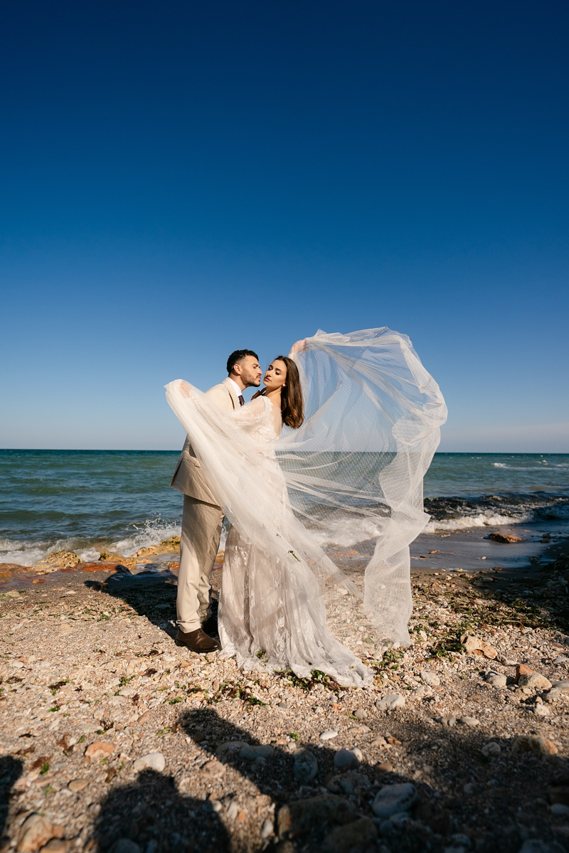 Ședință foto de nuntă la Vama Veche – apus pe stânci și vibe retro