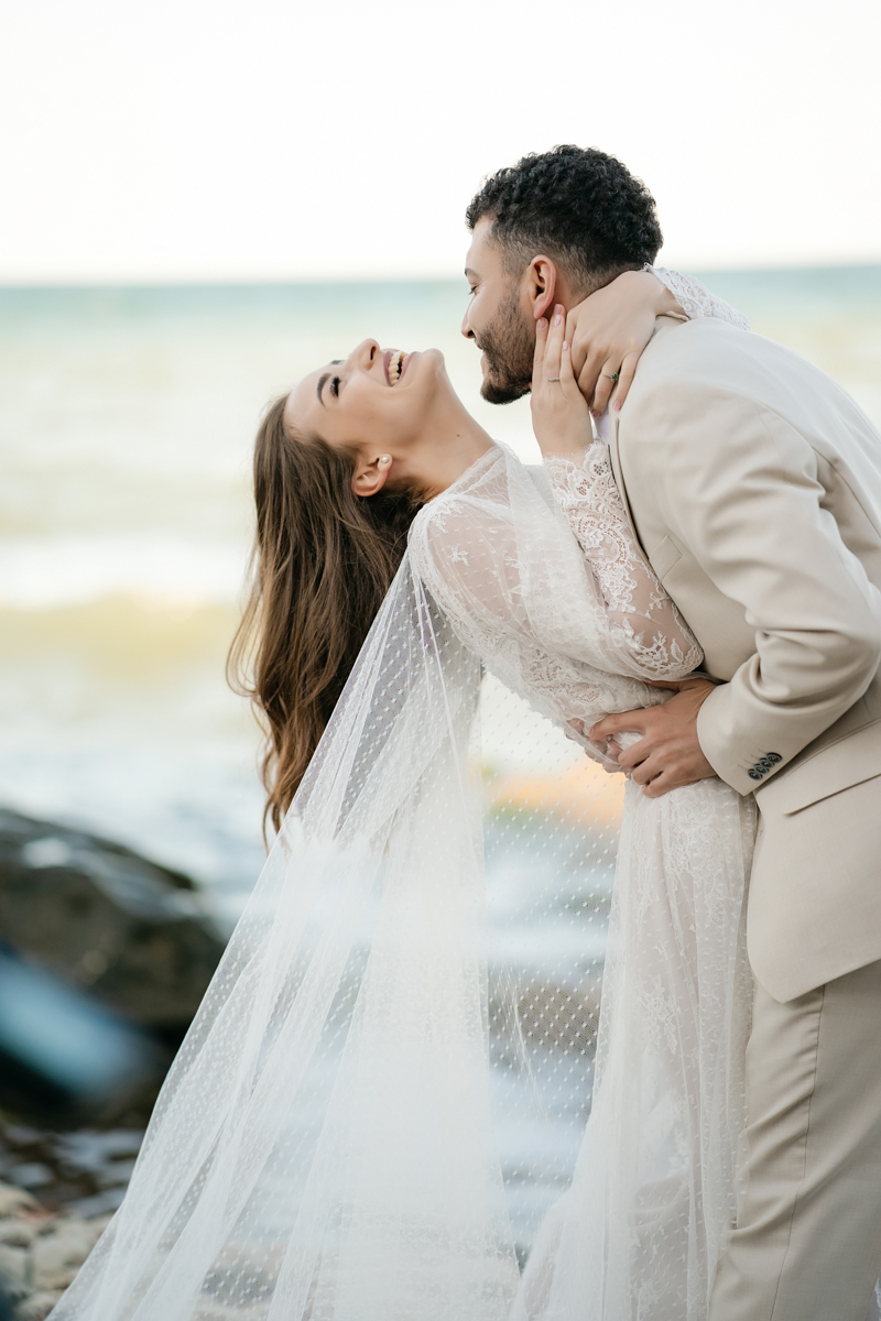 Ședință foto de nuntă la Vama Veche – apus pe stânci și vibe retro