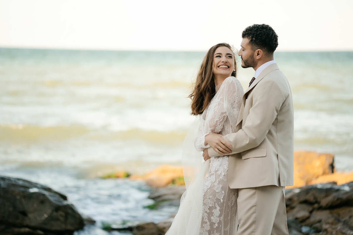 Ședință foto de nuntă la Vama Veche – apus pe stânci și vibe retro