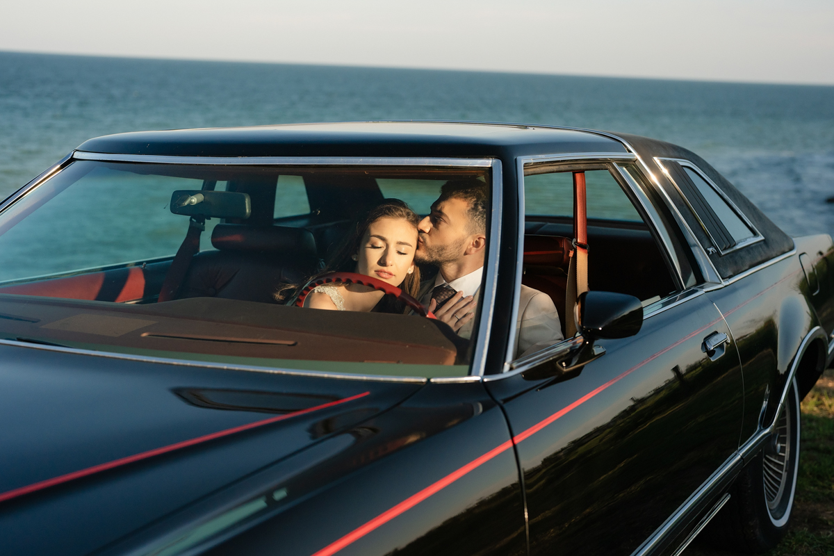 Ședință foto de nuntă la Vama Veche – apus pe stânci și vibe retro